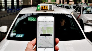 Taxistas bonaerenses marcharon a la Legislatura contra el ingreso de UBER