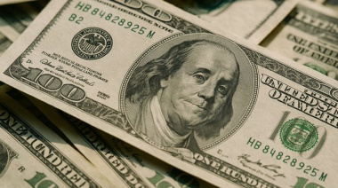 El dólar oficial toca los $1.380 y se acerca al techo de la banda: ¿hay margen para más suba?