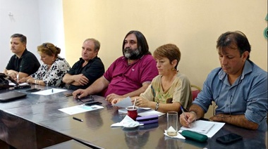Docentes y empleados estatales realizan paro provincial y movilización