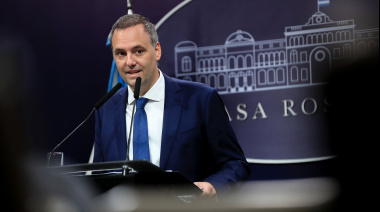 Adorni publicó un video falso de una entrevista a Kicillof