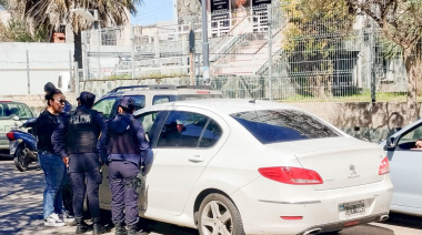 Un candidato de La Libertad Avanza chocó en la puerta de un colegio