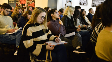 Feminismos en acción: Estela Díaz abre el debate sobre las nuevas luchas del siglo XXI