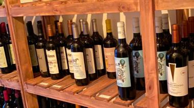 Pingüino Vinos: un bar oculto platense que celebra la tradición argentina del vino