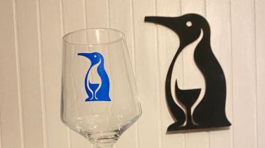 Pingüino Vinos: un bar oculto platense que celebra la tradición argentina del vino