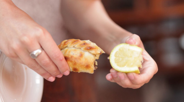 El manjar que nadie se quiere perder: turistas frenan en el aeropuerto para probar las empanadas más ricas