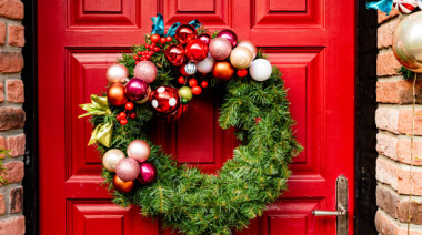 Navidad 2025: la tendencia que reemplaza a las coronas verdes y moños rojos en la puerta
