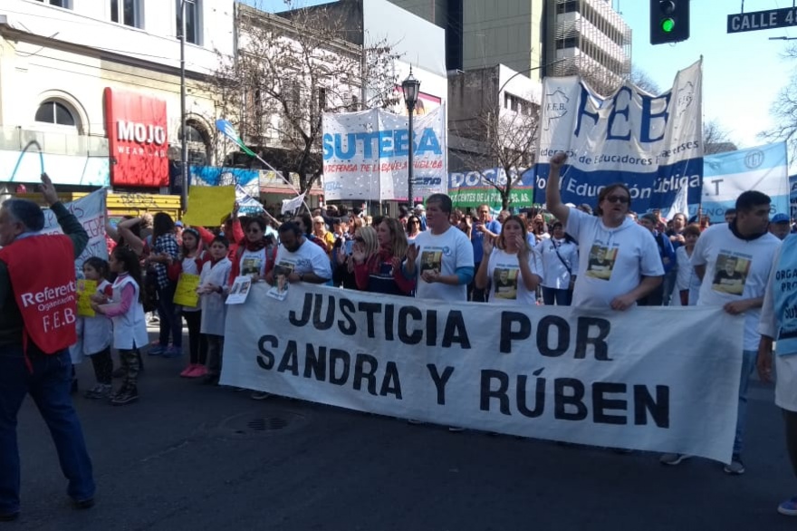 Docentes y estatales marcharon a Gobernación