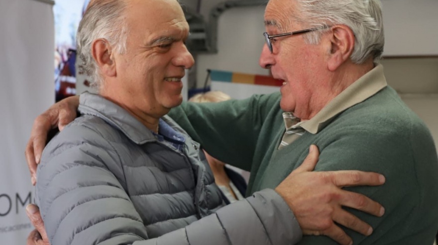 Néstor Grindetti entregó un centenar de tablets a abuelos
