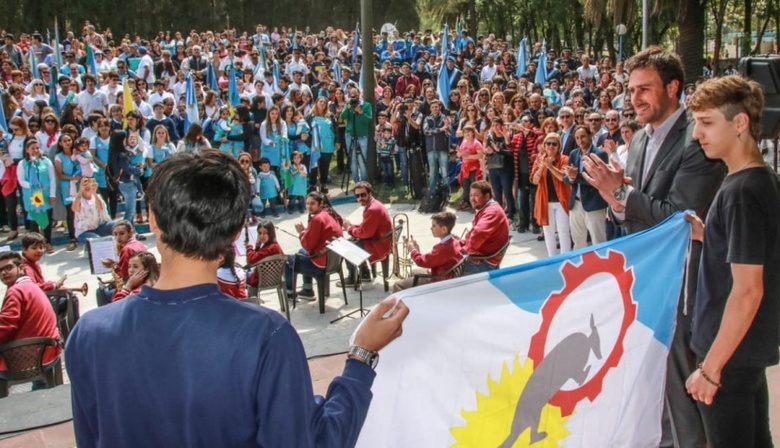 En el Aniversario de la ciudad, 25 de Mayo presentó su bandera