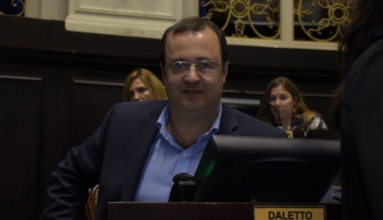 Proponen el uso de bastón verde para favorecer la movilidad de personas con baja visión y disminución auditiva