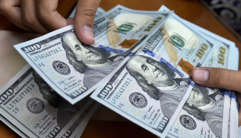 El dólar oficial anota la mayor suba diaria desde abril y se acerca a los $1300