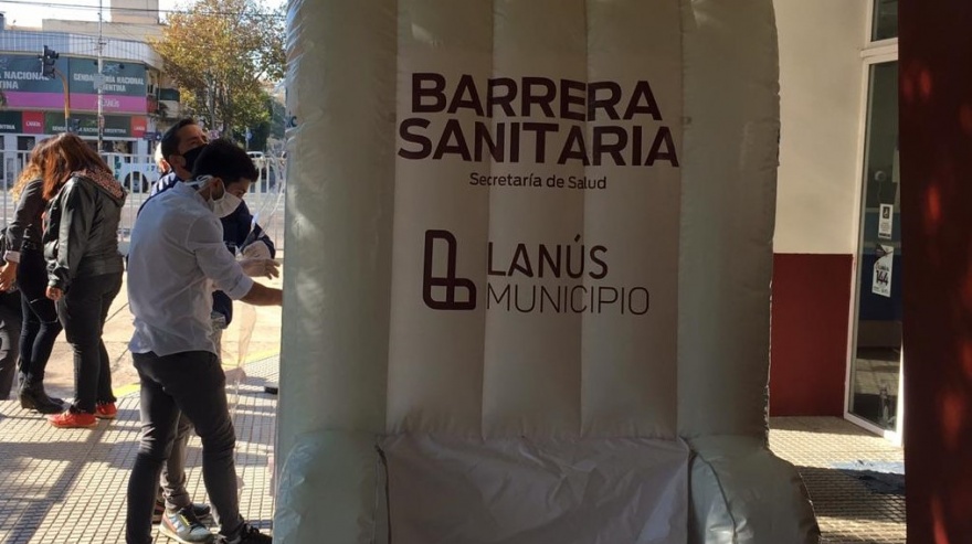 Lanús: Instalan una “barrera sanitaria”, un túnel de desinfección contra el coronavirus
