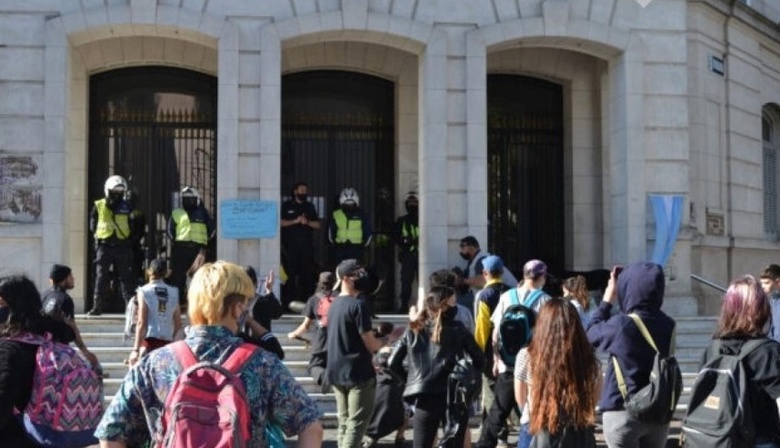 Senadores de Juntos por el Cambio repudiaron el intento de toma al edificio municipal de Olavarría y Junín