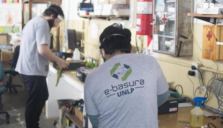 Reciclan aparatos informáticos para armar PC para los estudiantes de escasos recursos