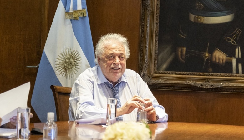 González García adelantó que es “cuestión de horas” para que se apruebe la Sputnik V para los adultos mayores