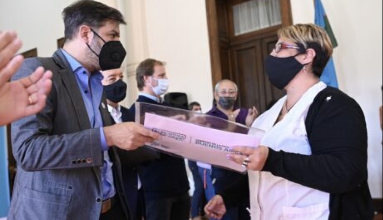 Bianco entregó 357 escrituras a vecinos y vecinas de Daireaux y Coronel Suárez