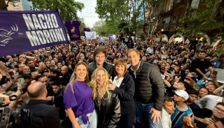 Entre apoyos y protestas, Milei retomó la campaña con un acto en Tres de Febrero