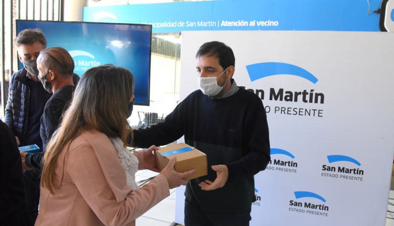Fernando Moreira entregó medidores de dióxido de carbono a escuelas de gestión privadas