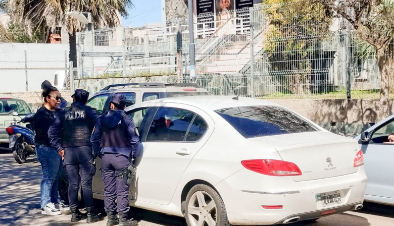 Un candidato de La Libertad Avanza chocó en la puerta de un colegio