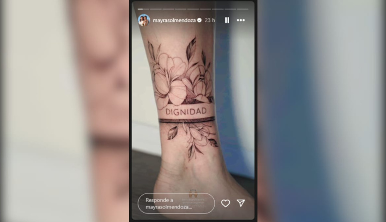 Mayra Mendoza se tatuó una tobillera con la palabra "dignidad" en respaldo a Cristina Kirchner
