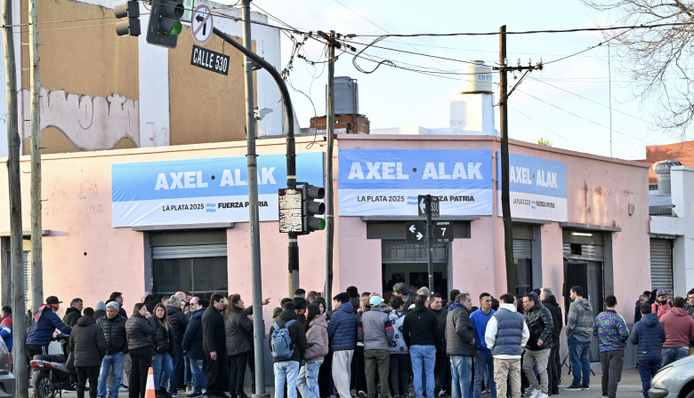 Alak en el nuevo local de Fuerza Patria en Tolosa: “Me emociona porque está toda la militancia unida”