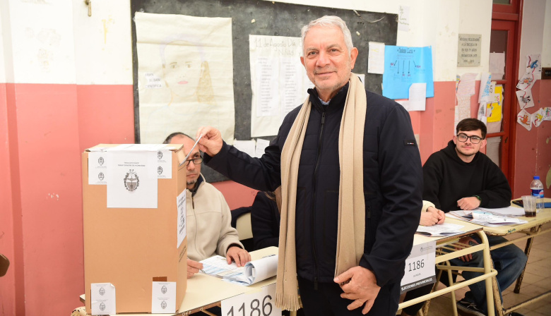 Alak votó en La Plata y subrayó que el desdoblamiento fortalece la democracia