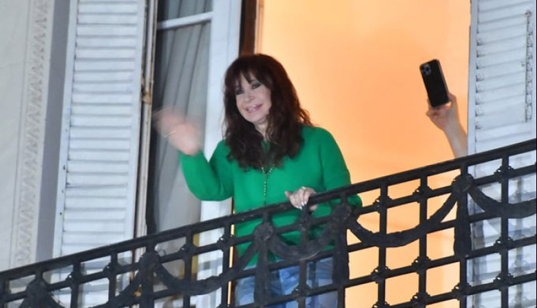 Tras la aclaración judicial, Cristina Kirchner volvió a salir al balcón de su departamento