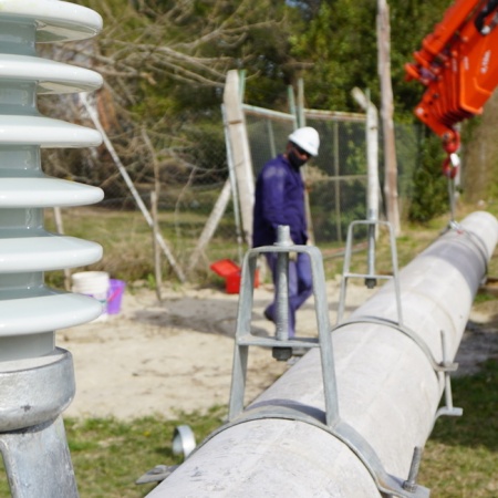 Edelap avanza con la instalación de 1600 nuevas columnas de hormigón en sus redes