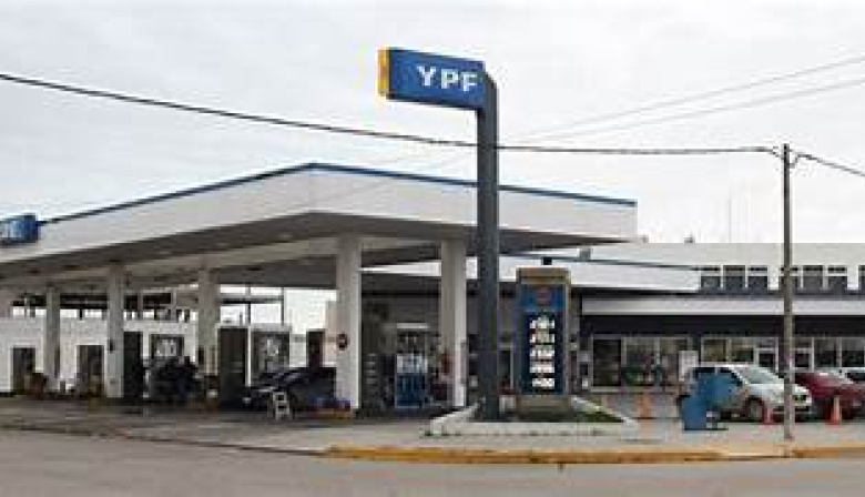 YPF bajará los precios de los combustibles durante la madrugada: conocé el nuevo esquema de horarios