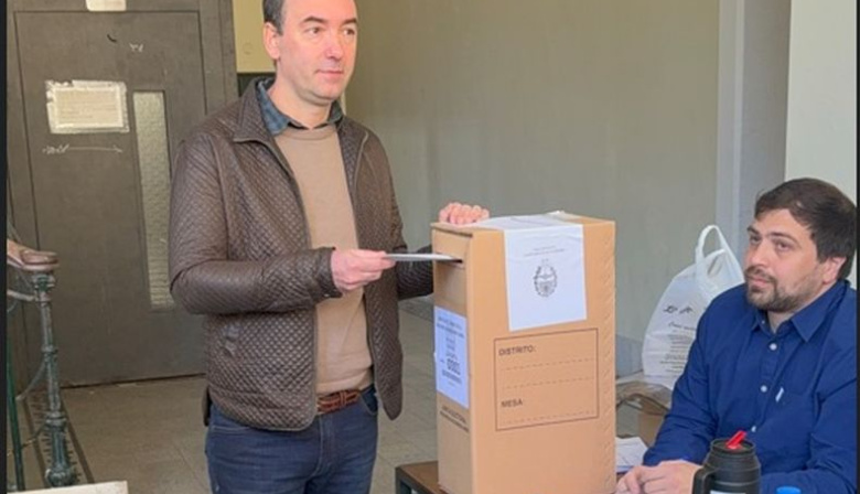 Francisco Adorni no pudo votar porque su mesa aún no había abierto