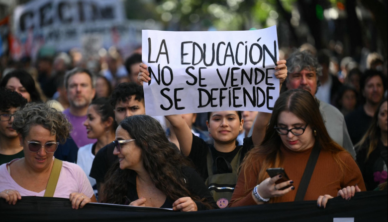 Promulgan las leyes de Emergencia Pediátrica y Financiamiento Universitario, pero suspenden su aplicación