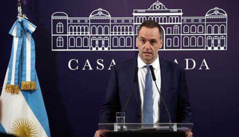 El Gobierno endurece la política migratoria: expulsiones inmediatas, nuevos requisitos y aranceles para extranjeros