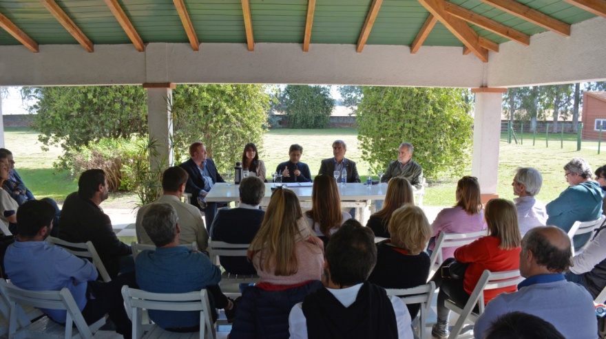 Kicillof se reunió con productores y empresarios de Areco en su recorrida por la segunda sección electoral