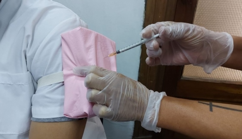 La semana próxima comenzarán a vacunar a docentes con factor de riesgo