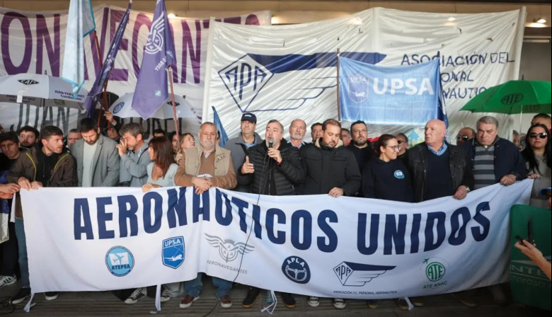 Denuncian contrataciones millonarias de militantes libertarios en la ANAC
