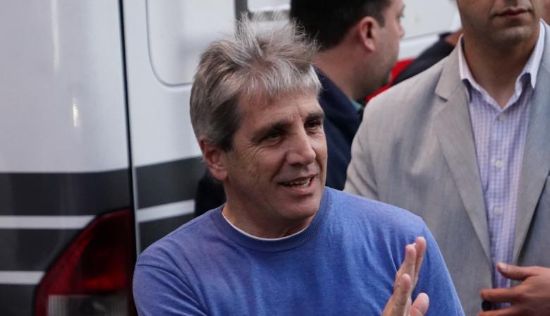 Luis Caputo aseguró: “El dólar se va a mantener dentro de las bandas”