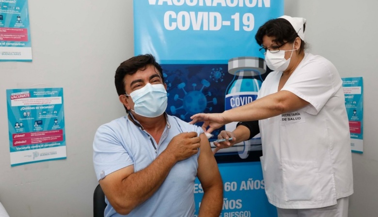 Fernando Espinoza se aplicó la Sputnik V y aseguró que “es un orgullo” hacerlo en el Hospital Municipal de La Matanza