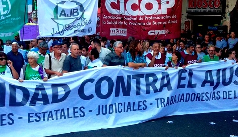 Estatales, judiciales y médicos reclaman frente al Congreso