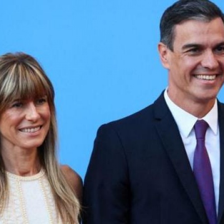 Kicillof se solidarizó con el presidente del gobierno español, tras los ataques a su esposa