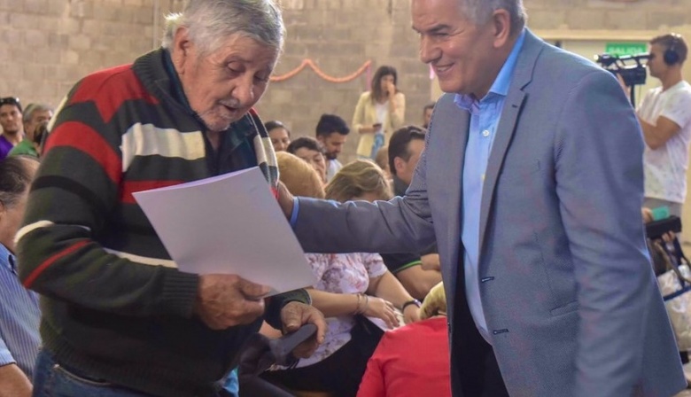 El Municipio de Bahía Blanca sigue entregando escrituras