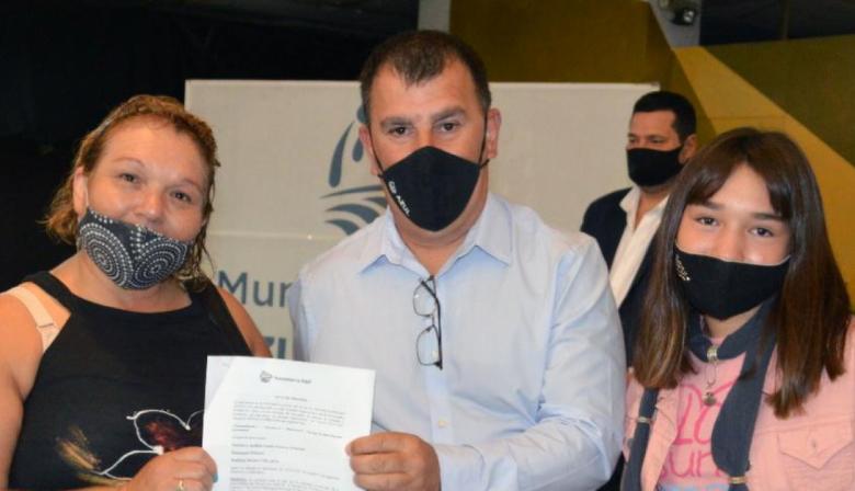 En Azul entregaron lotes para las familias del distrito