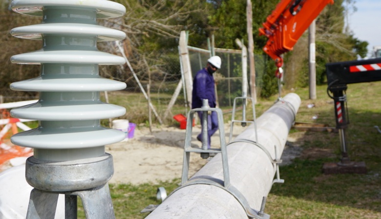 Edelap avanza con la instalación de 1600 nuevas columnas de hormigón en sus redes