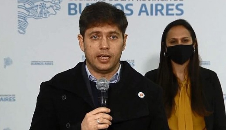 Kicillof recorre obras de vivienda y entrega subsidios en Villa Azul