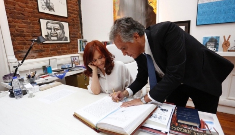 Cristina Fernández firmó el traspaso de mando y quedó al frente del Ejecutivo