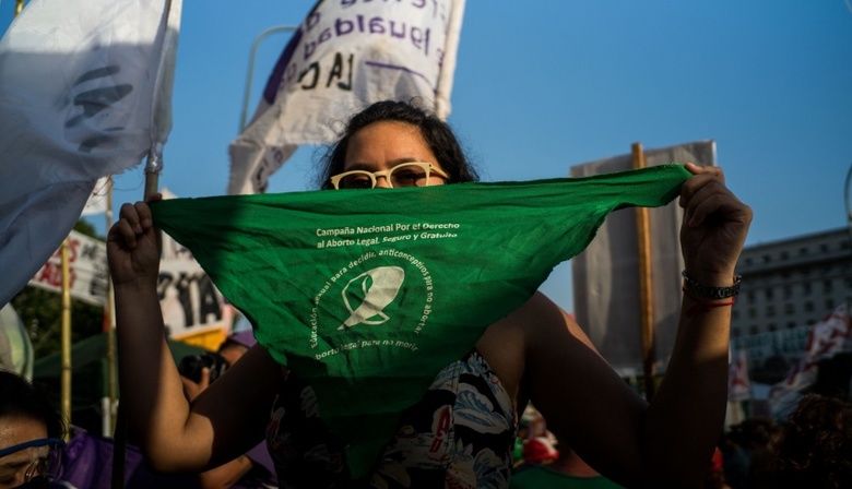 El Ministerio de las Mujeres se solidarizó con la mujer brutalmente agredida por usar un barbijo a favor del aborto