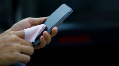 ¿Cómo limpiar la pantalla de los celulares sin dañarlos?