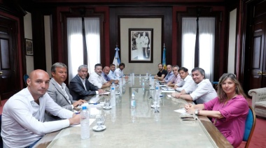 Kicillof, junto a Máximo Kirchner, se reunió con intendentes, funcionarios y legisladores