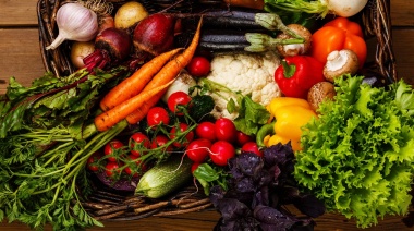 ¿Por qué no hay que guardar verduras en bolsas de plástico dentro de la heladera?