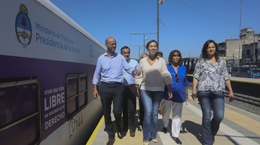 Vidal y ministros recorrieron el centro de atención móvil de la línea 144 en la estación de Laferrere