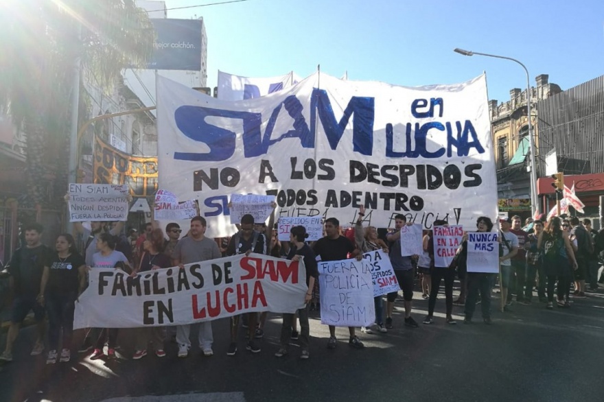 Trabajadores de la empresa SIAM se movilizan en La Plata por su reincorporación